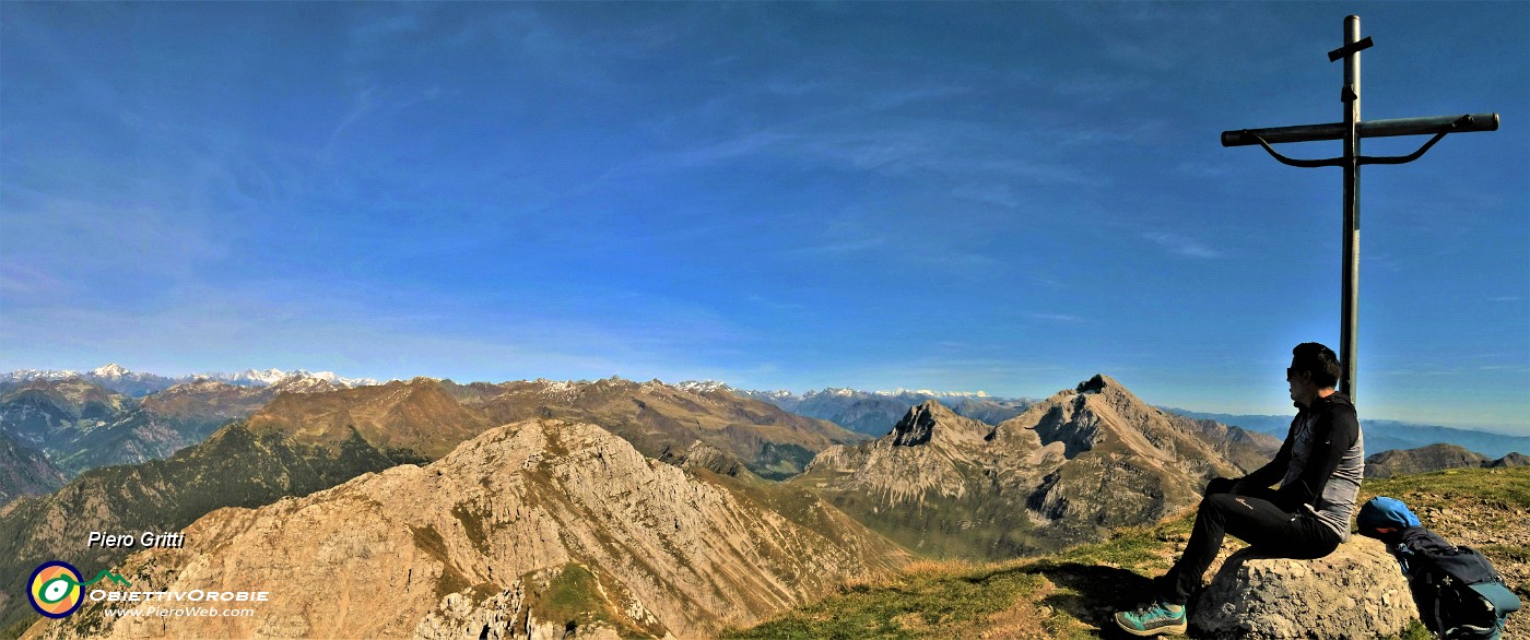 44 Splendida vista panoramica da Cima Menna (2300 m).jpg